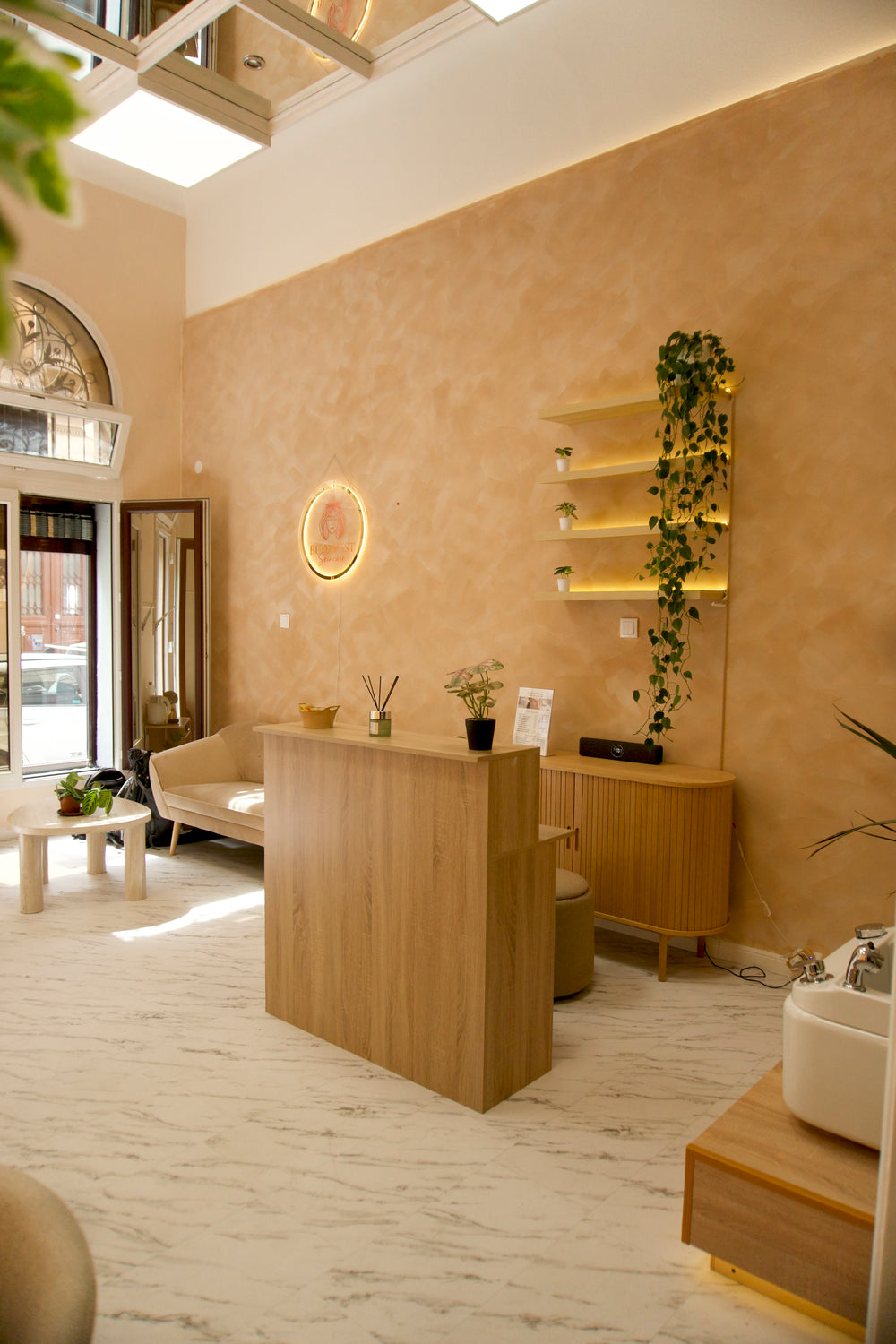 Visit Paris Leaf's Official Salon Partner in Budapest