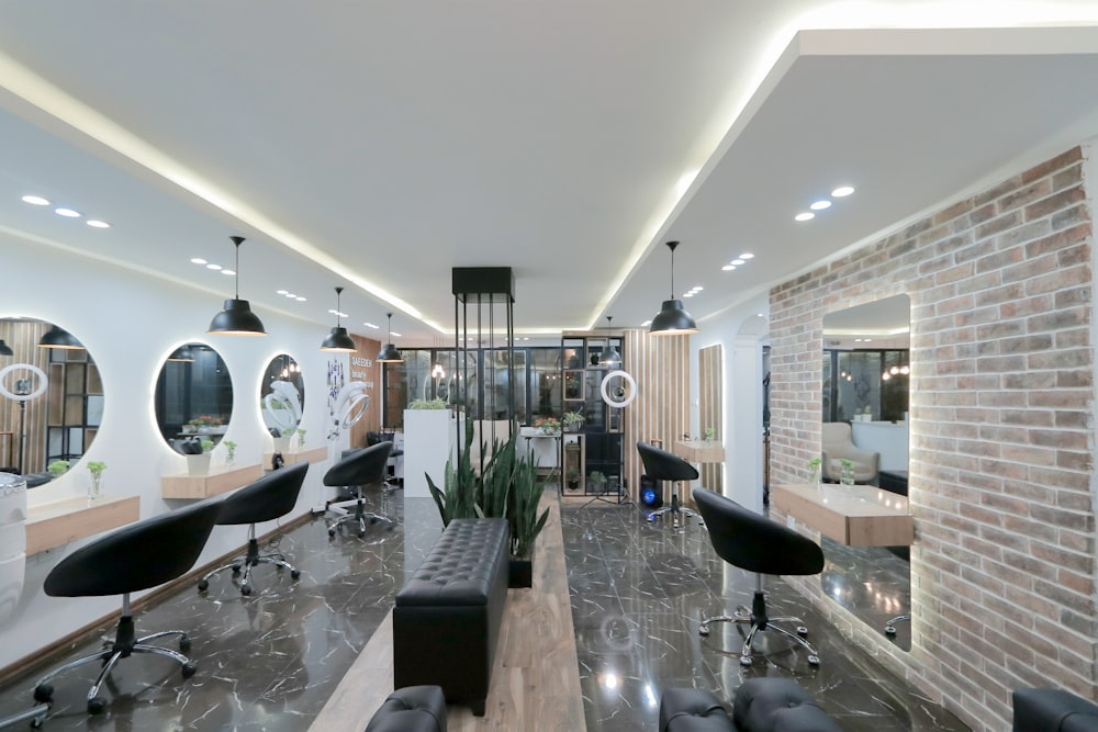 Visit Paris Leaf's Official Salon Partner in Budapest